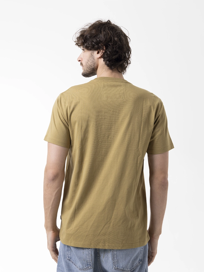 POLERA MANGA CORTA HOMBRE GRAPHIC MOSTAZA MERRELL - 6