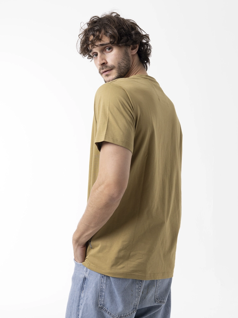 POLERA MANGA CORTA HOMBRE LOGO CORE MOSTAZA MERRELL - 5