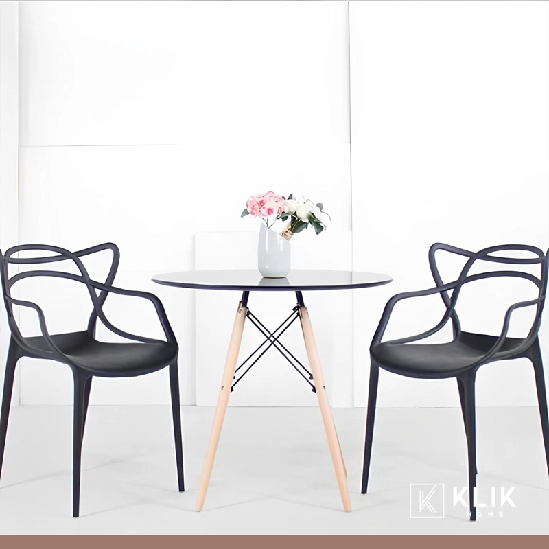 COMEDOR TERRAZA - 2 SILLAS MASTER EN COLOR NEGROS Y MESA EAMES DE VID - 2