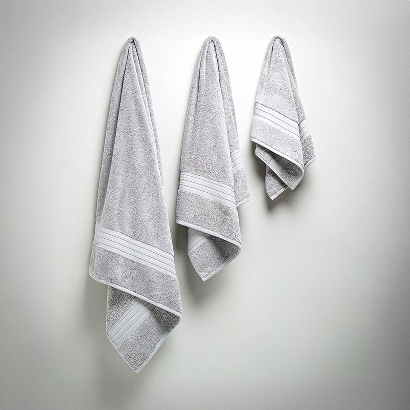 TOALLA DE BAÑO LISA BASIC 700 GRAMOS PERLA - 2