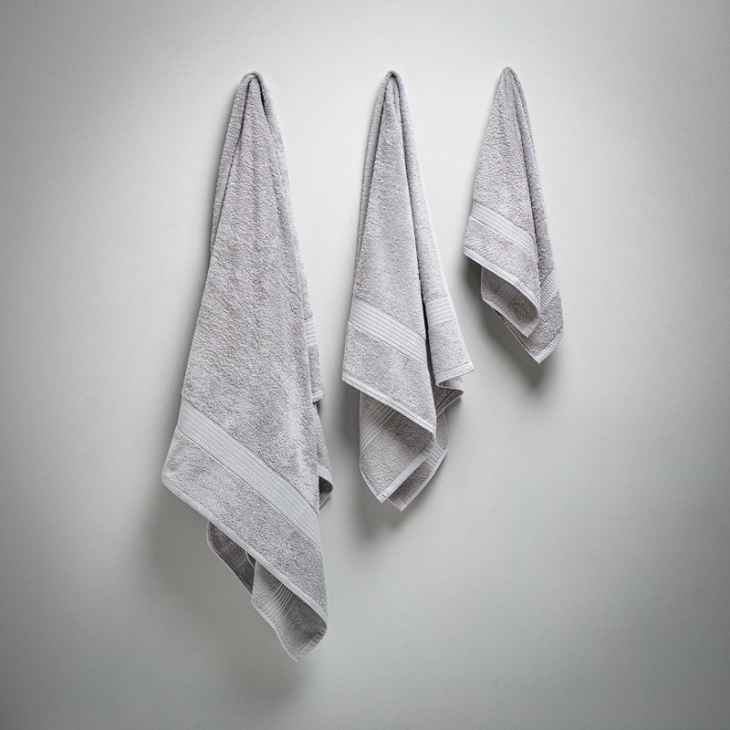 TOALLA DE BAÑO LISA BASIC 500 GRAMOS PERLA - 2