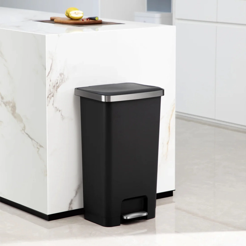 BASURERO PLASTICO EKO NEGRO CON PEDAL 45L - 4