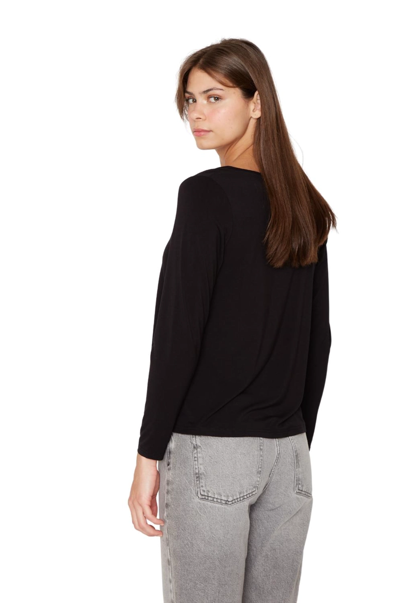 POLERA FRIDA III EN COLOR NEGRO JACINTA TIENDA - 5