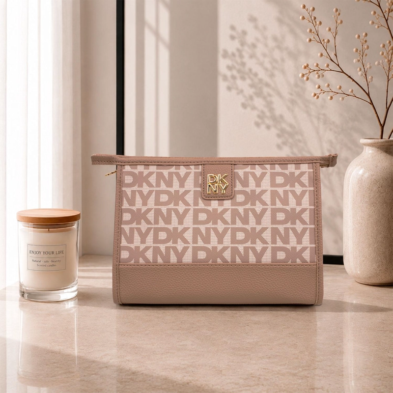 NECESER COSMETIQUERO DKNY JOLENE M CAFE  MUJER - 1