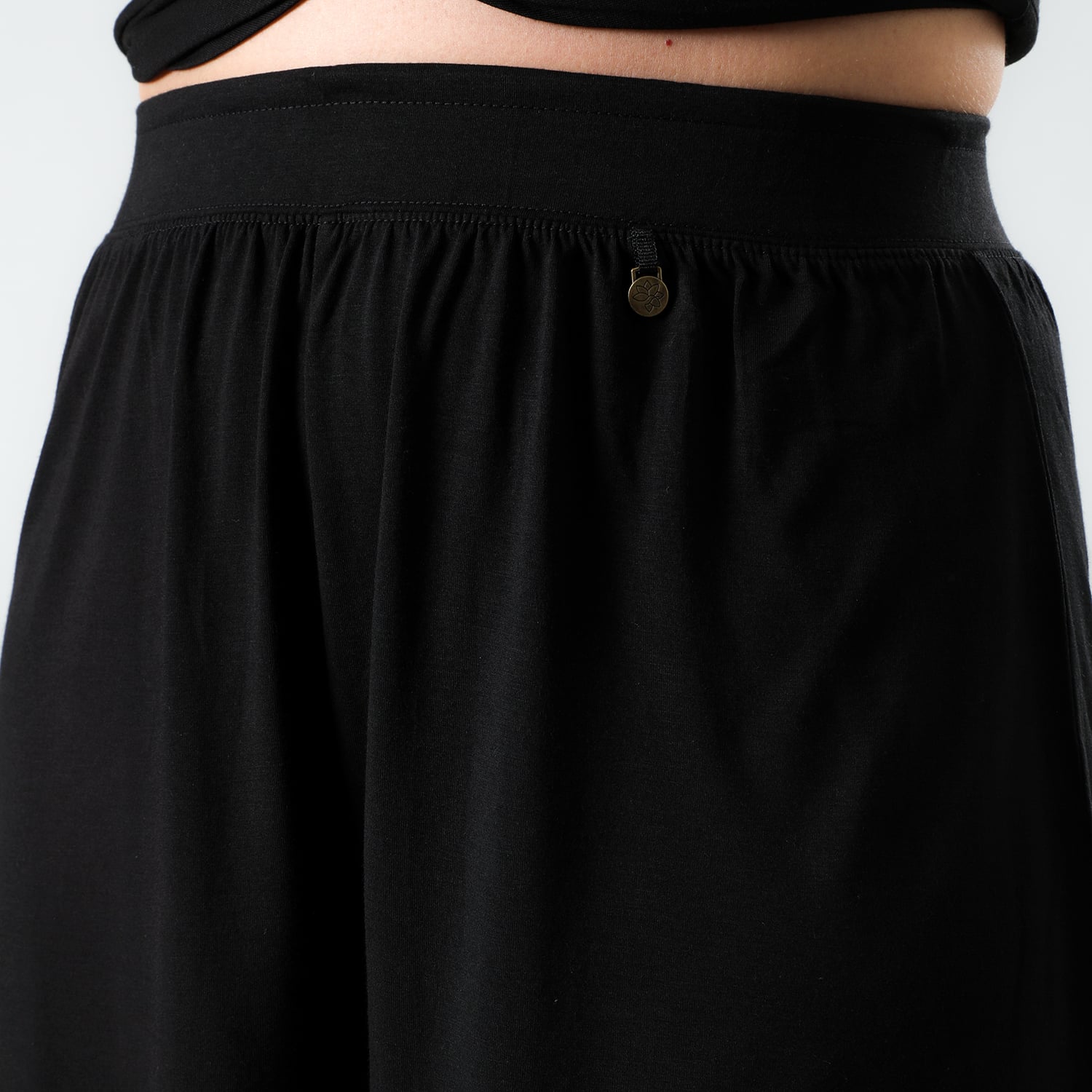 SHORT MUJER FLORES NEGRO 50368 HOLGADO - 3