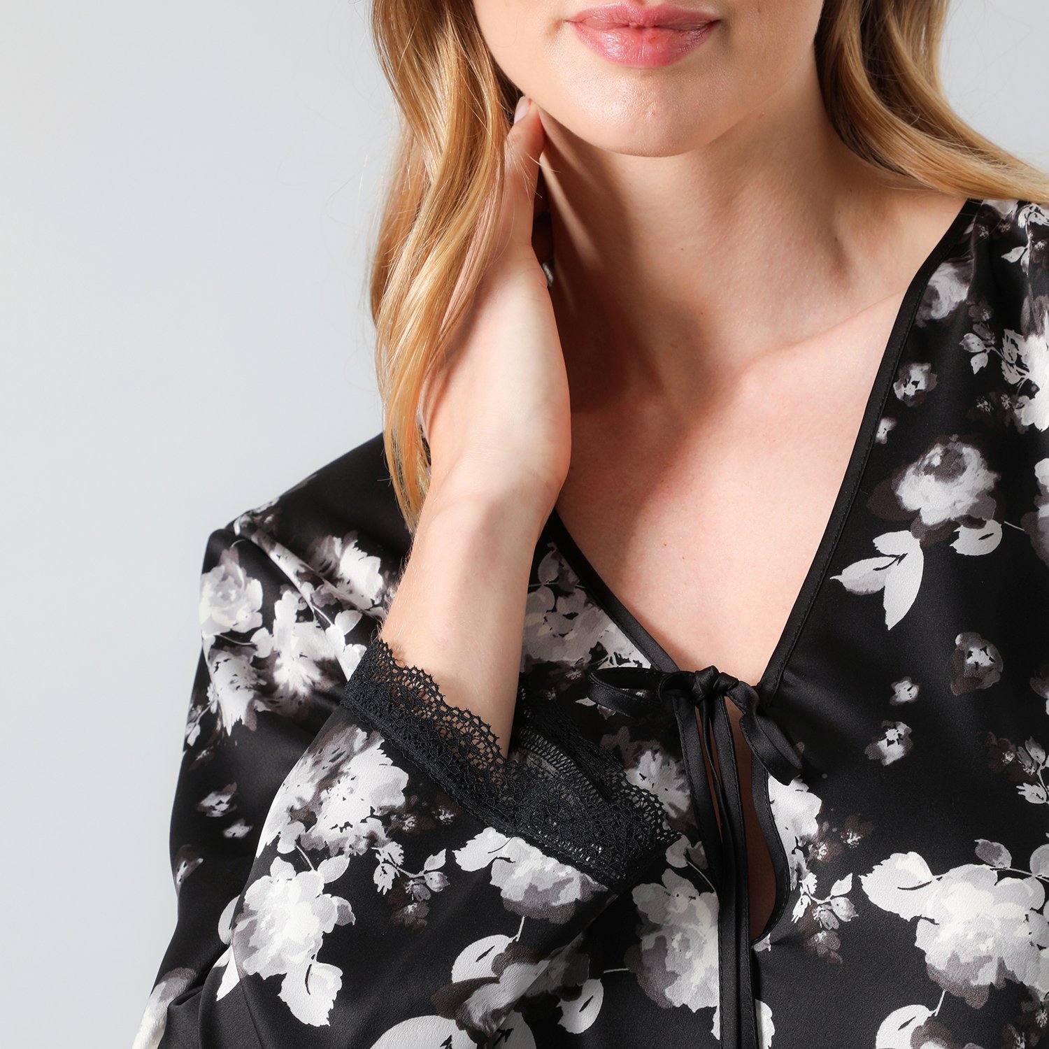 CAMISOLA MUJER FLORES NEGRO 33240 AMARRA SATIN PRINT M/LARGA - 3