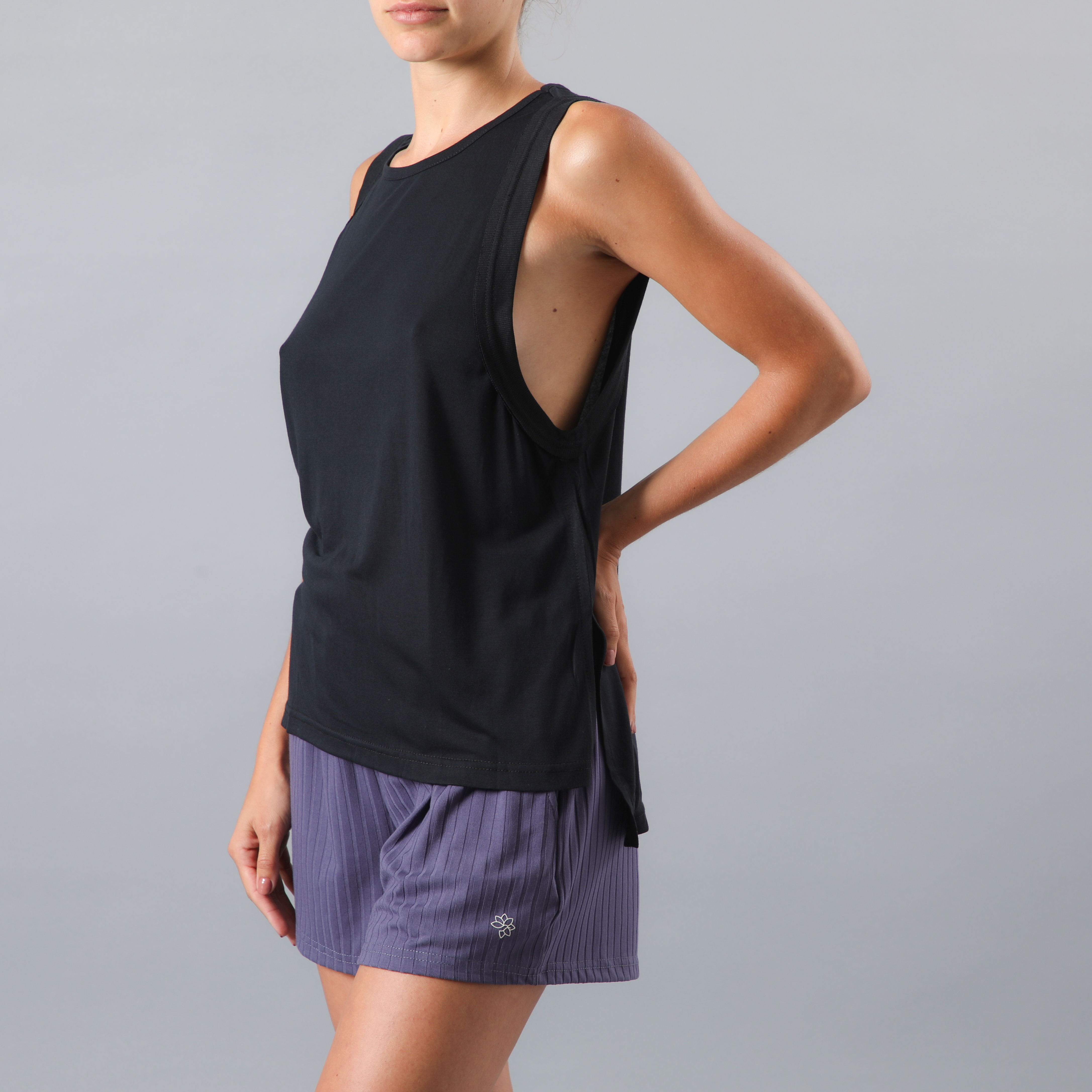 POLERA MUJER SIN MANGAS EN COLOR NEGRO - 1