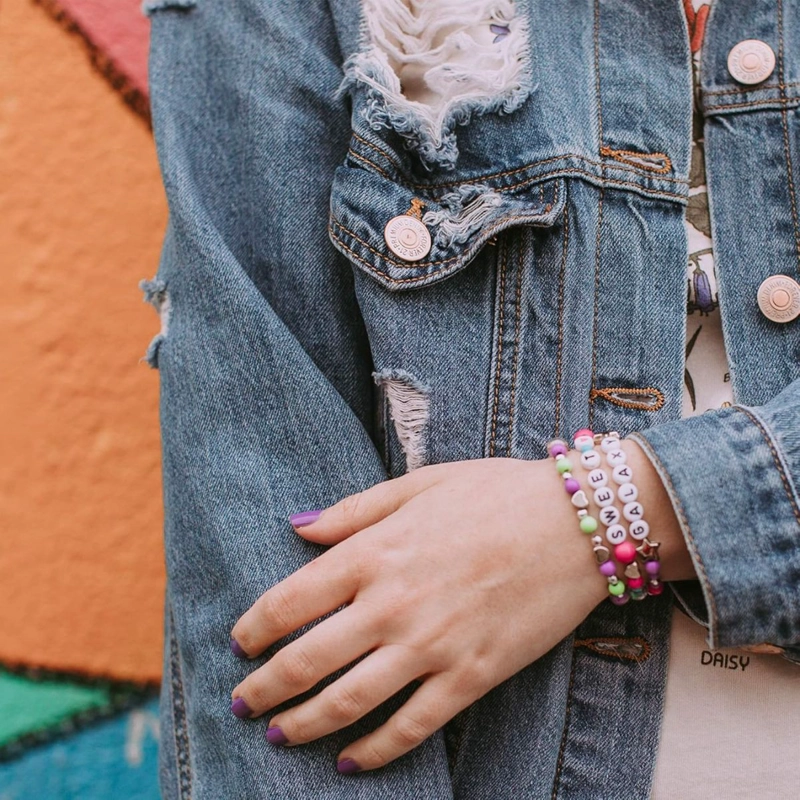 SET DE PULSERAS MAKE IT REAL CON DIJES Y BLOQUES DE COLORES - 3