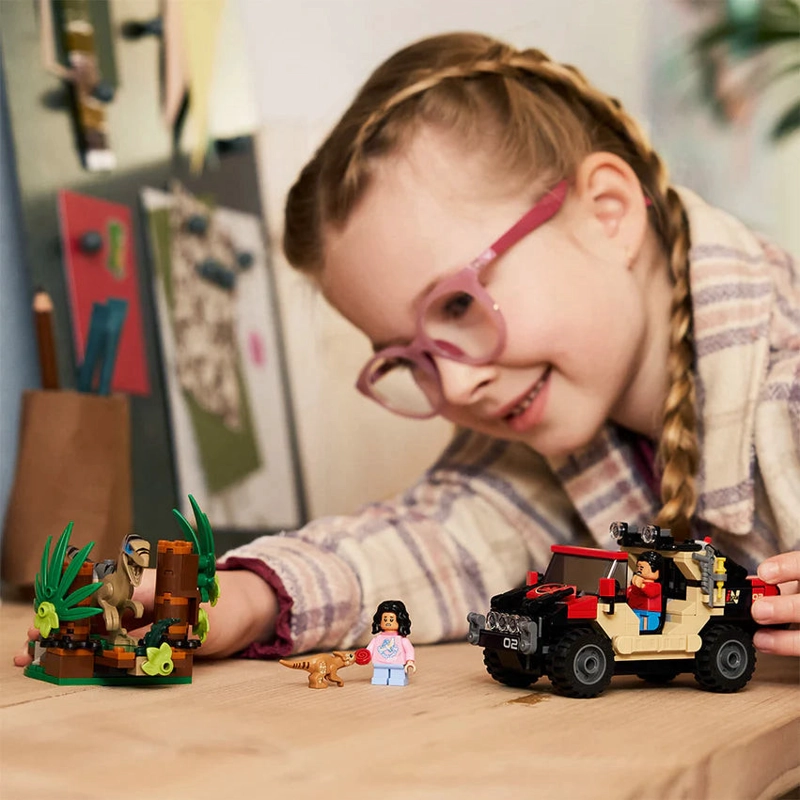 ESCAPE EN AUTO TODOTERRENO Y RAPTOR AL ACECHO LEGO JURASSIC WORLD - 8