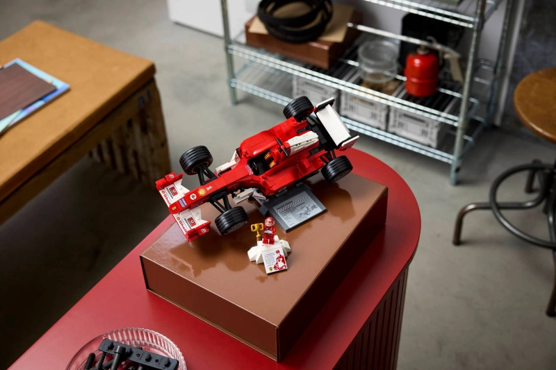 FERRARI F2004 Y MICHAEL SCHUMACHER LEGO ICONS - 9