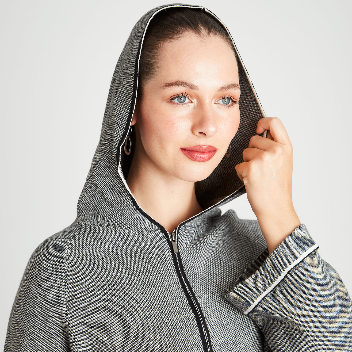 PONCHO MANGA LARGA CON GORRO GRIS - 3