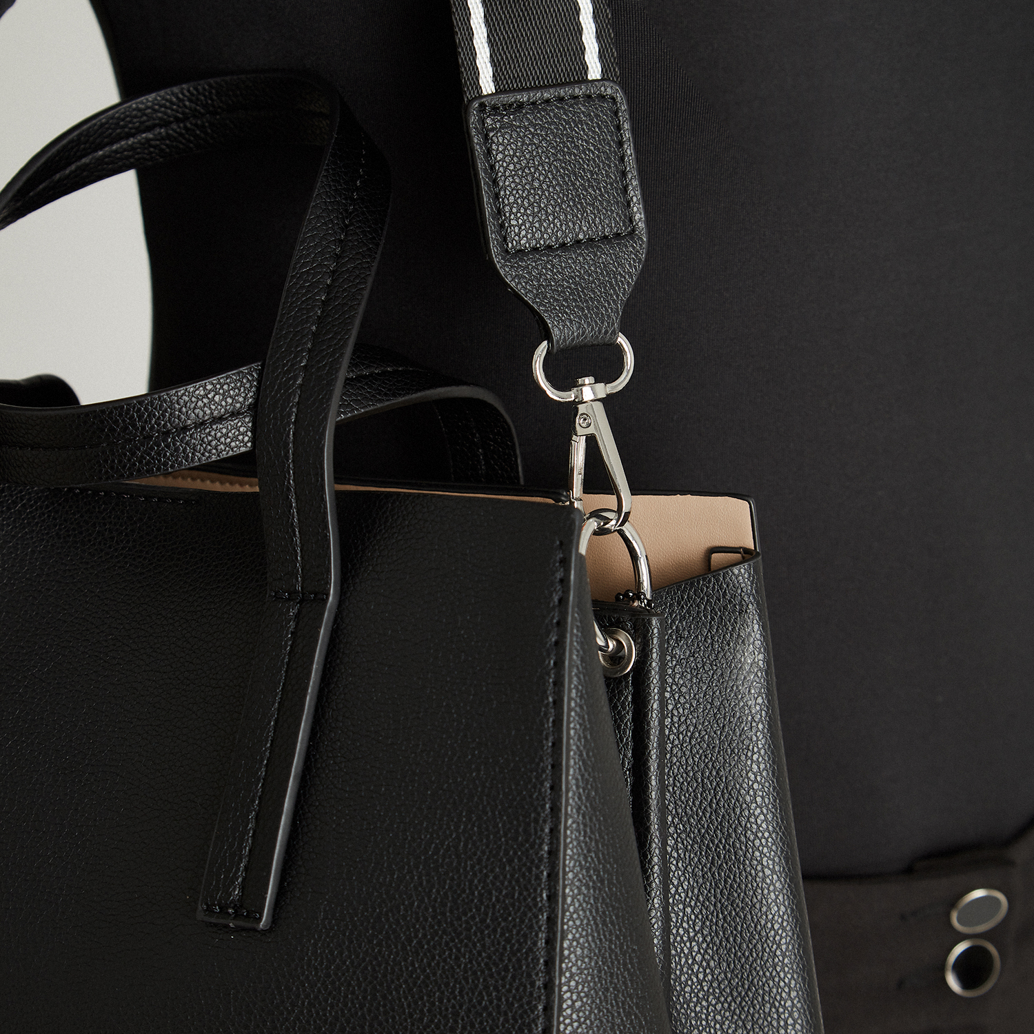 CARTERA NEGRA DE PU CON TIRANTE - 3