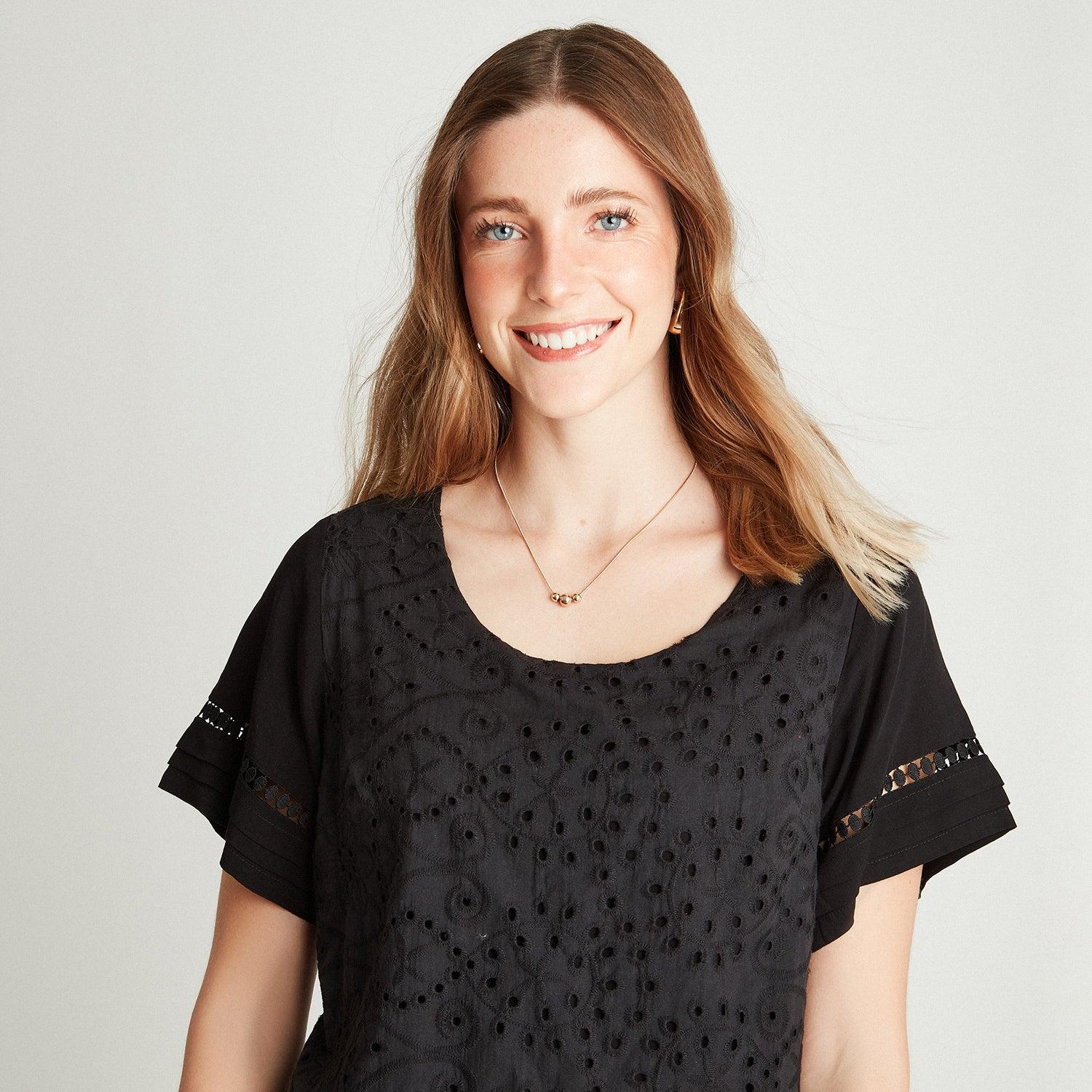 BLUSA EN COLOR NEGRO CUELLO REDONDO - 3