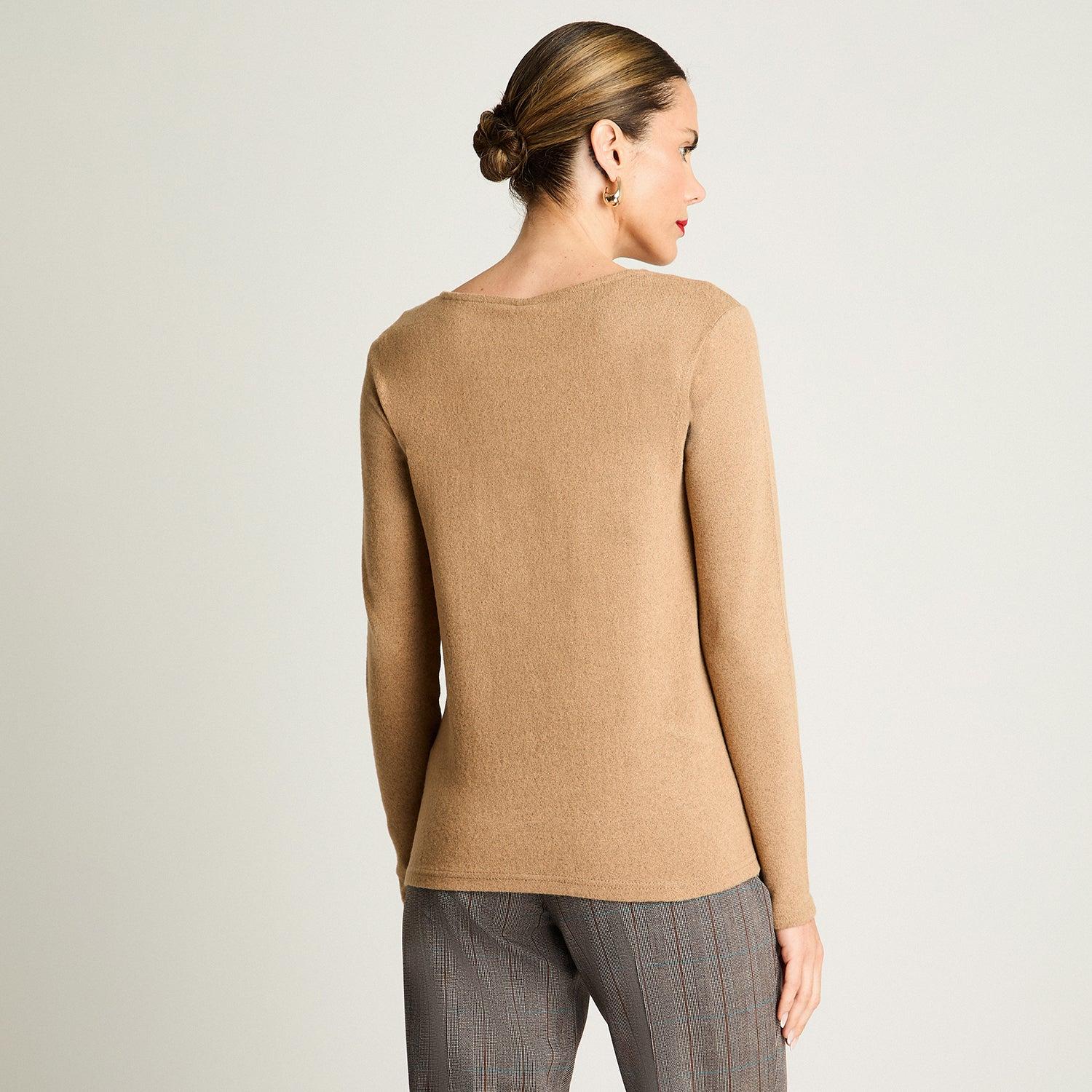 POLERA MANGA LARGA MUJER LORENZO DI PONTTI CAMEL LANILLA ESCOTE REDONDO CON APLICACIÓN TACHAS - 2