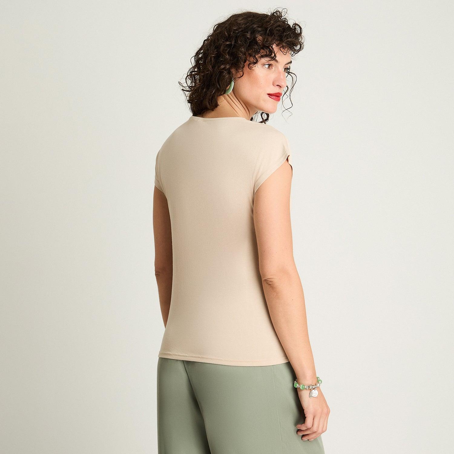 POLERA MANGA CORTA MUJER CURVI BEIGE ESCOTE V CON LUREX - 2
