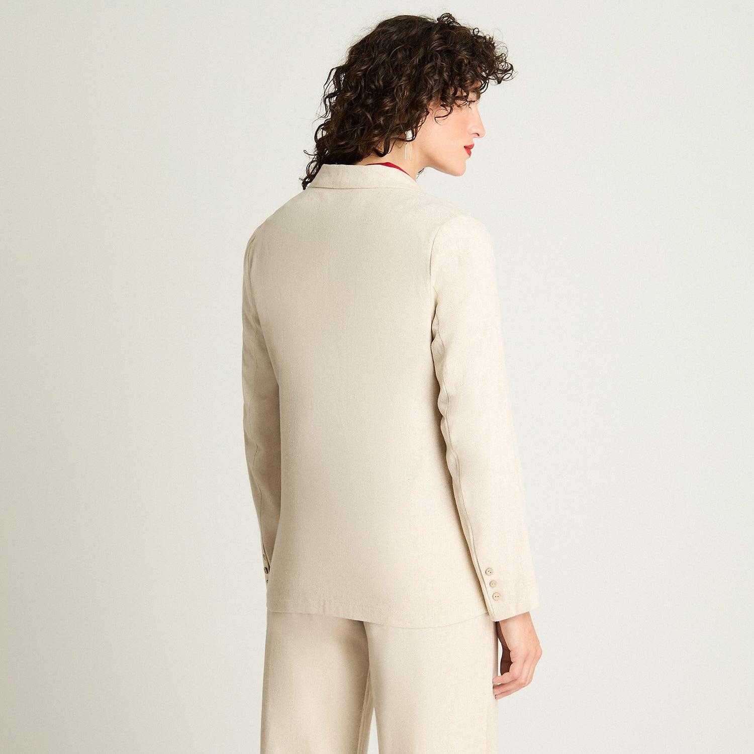 BLAZER MANGA LARGA LINO MUJER CURVI BEIGE BOTONES MADERA - 2
