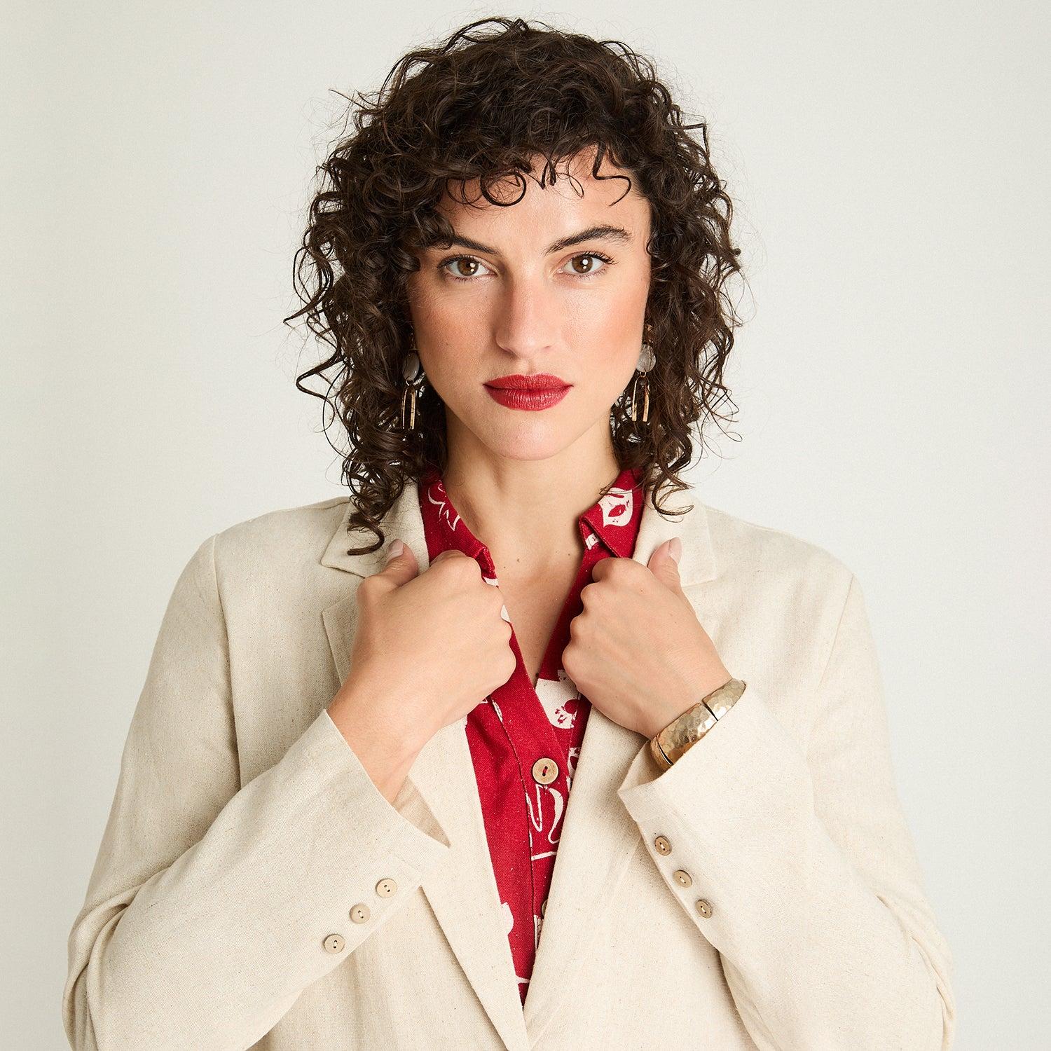 BLAZER MANGA LARGA LINO MUJER CURVI BEIGE BOTONES MADERA - 3