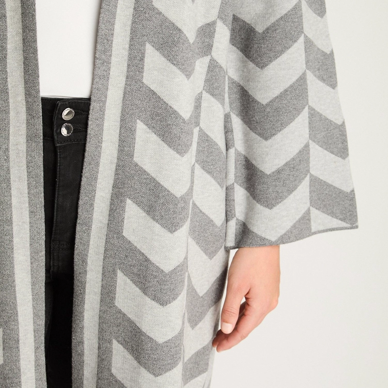TAPADO JACQUARD GRIS DE RAYAS EN V CON CALCE COMODO - 3