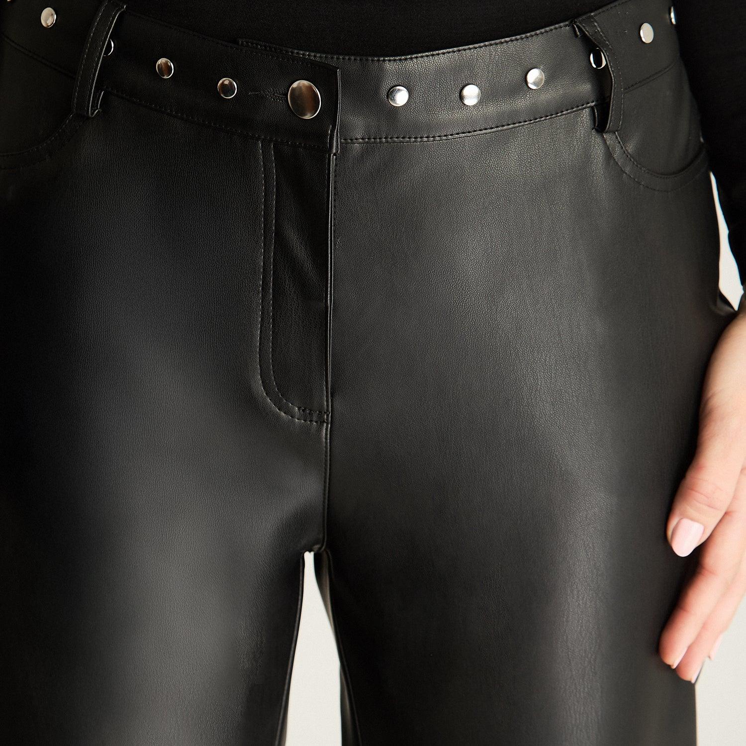 PANTALON DE PU RECTO CON TACHAS EN PRETINA NEGRO - 3