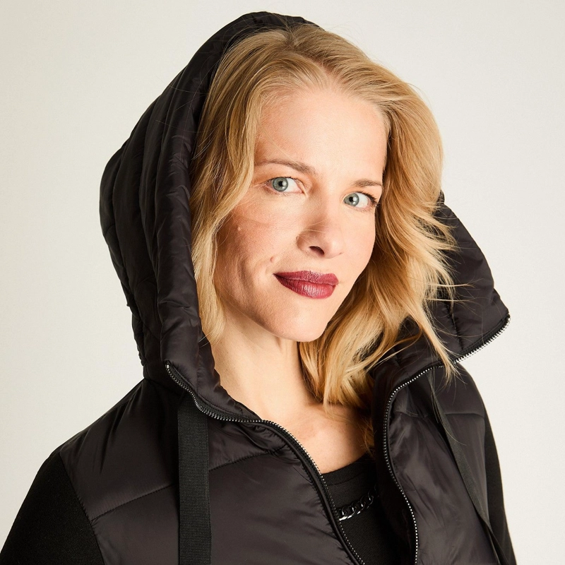 PARKA NEGRA CON MANGA DE ABRIGO Y GORRO - 3