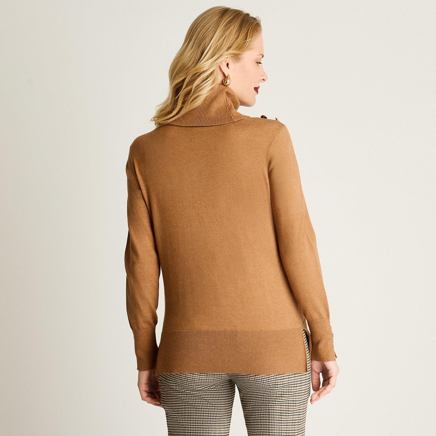 SWEATER MANGA LARGA CUELLO ALTO CON TACHAS CAMEL - 2