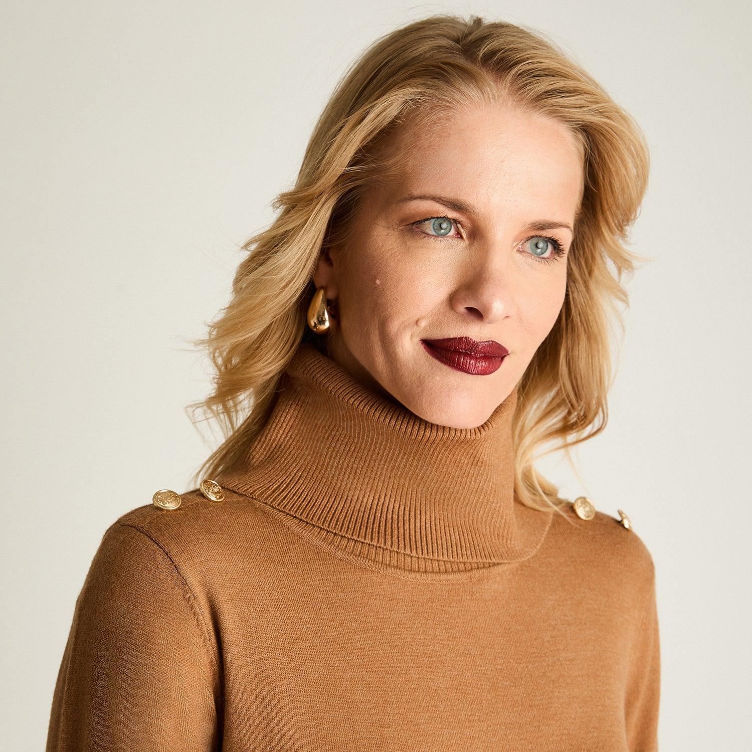 SWEATER MANGA LARGA CUELLO ALTO CON TACHAS CAMEL - 3