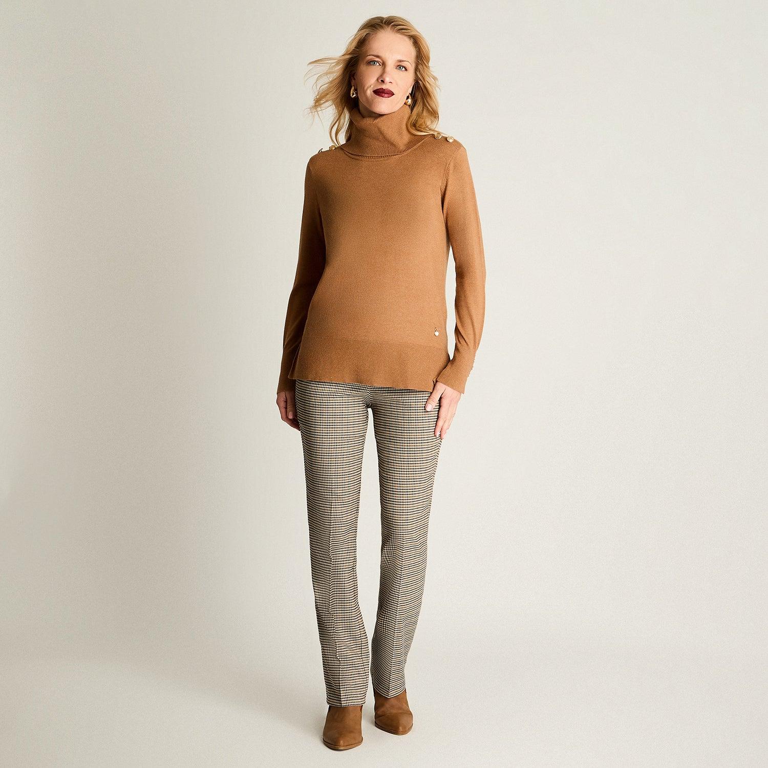 SWEATER MANGA LARGA CUELLO ALTO CON TACHAS CAMEL - 4