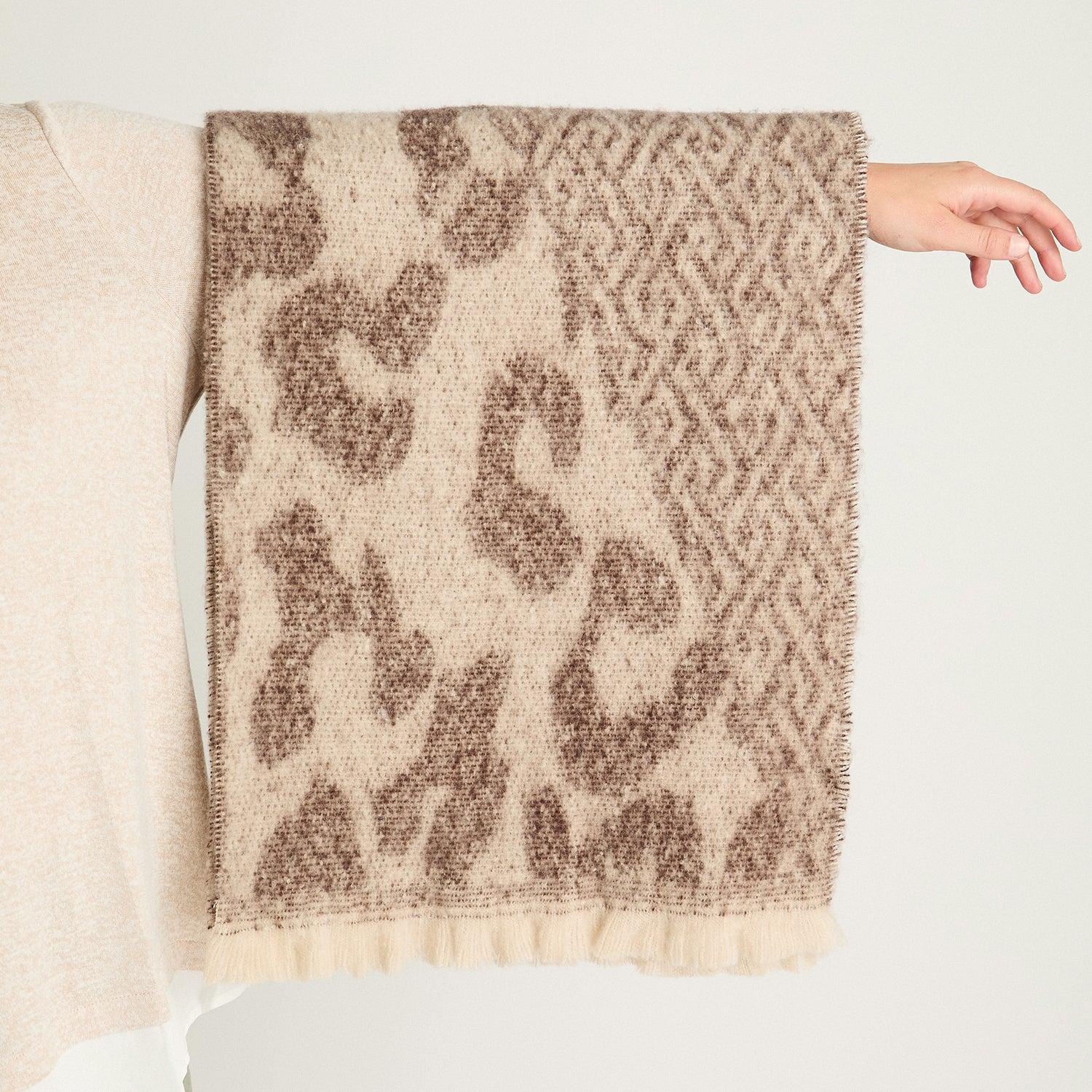 BUFANDA TEJIDA ANIMAL PRINT BEIGE - 2