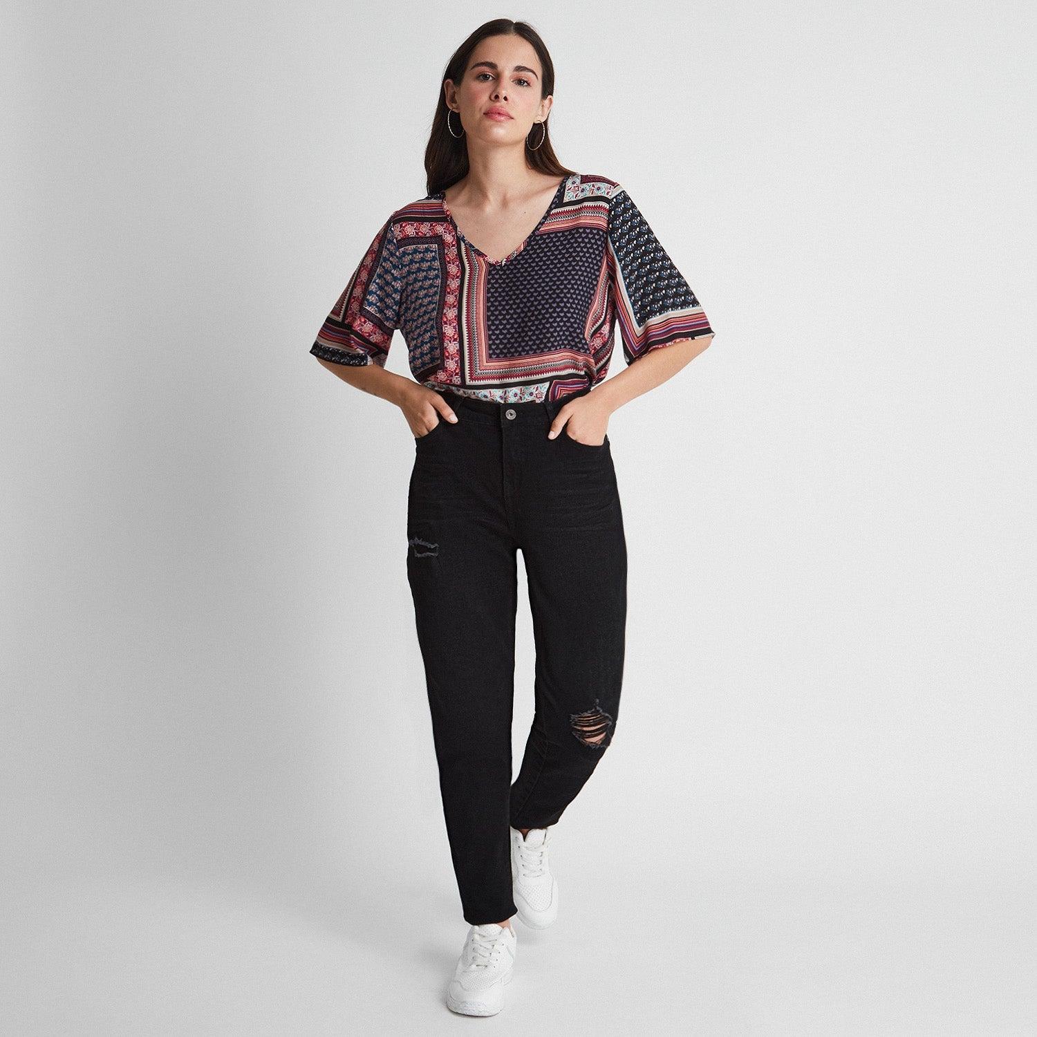 JEANS SKINNY EN COLOR NEGRO 5 BOLSILLOS CON ROTURAS - 2