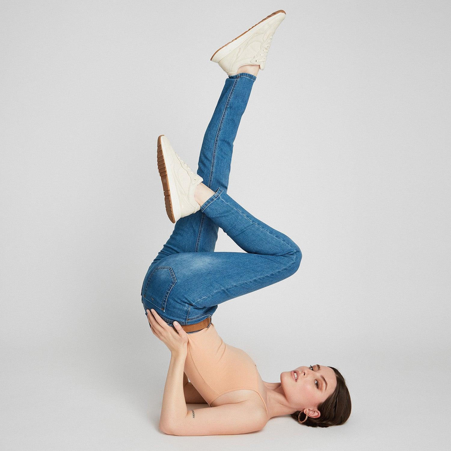SKINNY JEANS AZUL CLARO CON CINTURÓN - 3