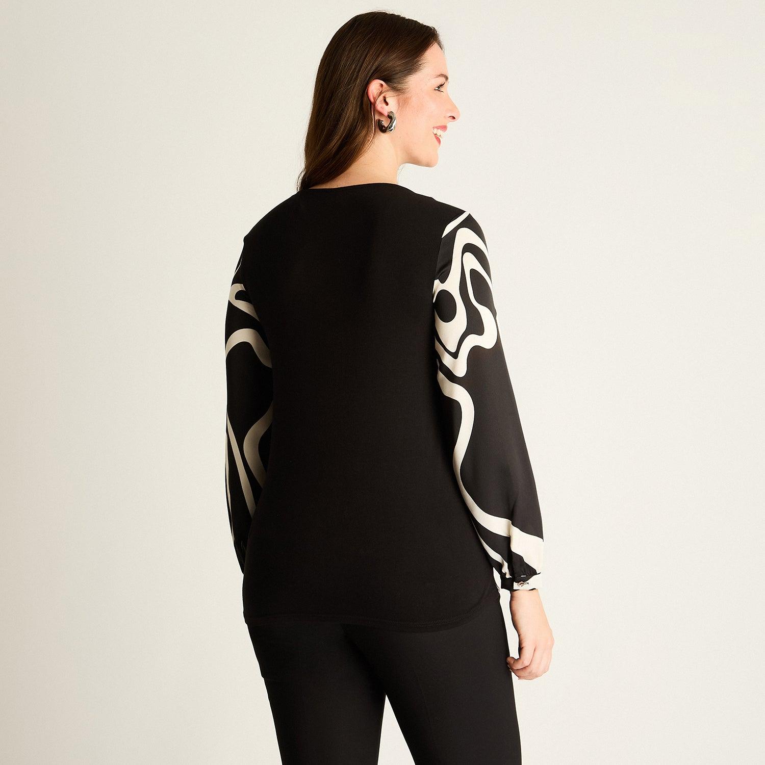 POLERA NEGRA CON ESTAMPADO ABSTRACTO - 2