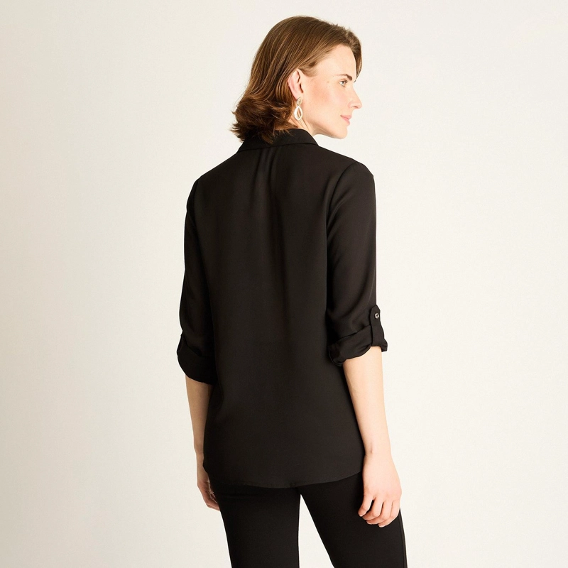 BLUSA NEGRA CON BOLSILLOS Y ROLL-UP - 2