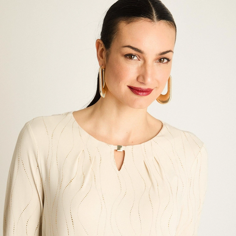 POLERA BEIGE CON BRILLO ONDULADO - 3