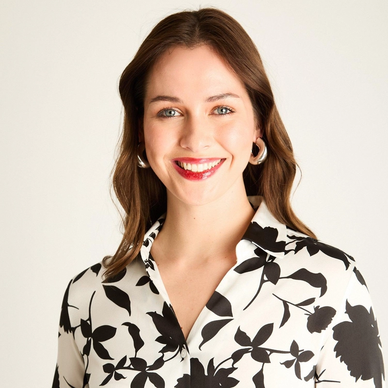 BLUSA NEGRA FLORAL CON ESTILO CAMISERO - 3