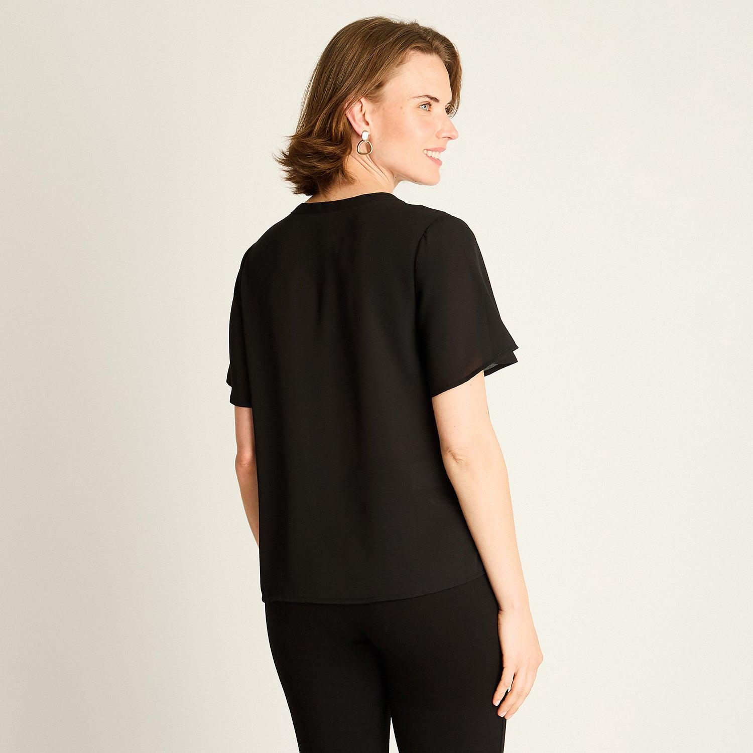 BLUSA NEGRA CON BOLSILLOS FRONTALES - 2