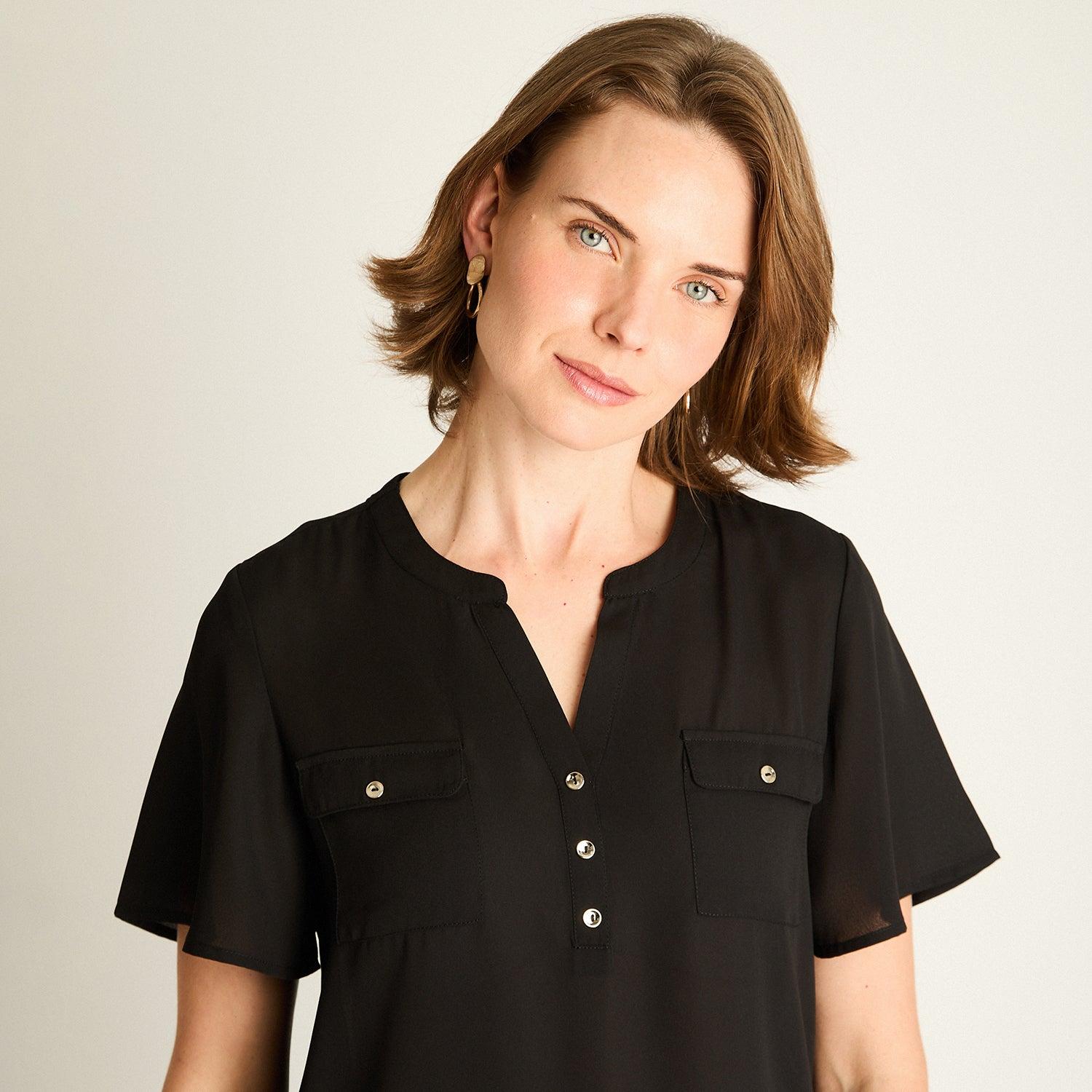 BLUSA NEGRA CON BOLSILLOS FRONTALES - 3