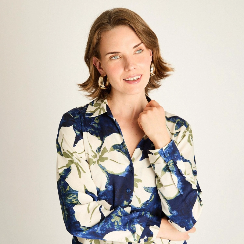 BLUSA AZUL ESTAMPADA CON CAIDA FLUIDA - 3