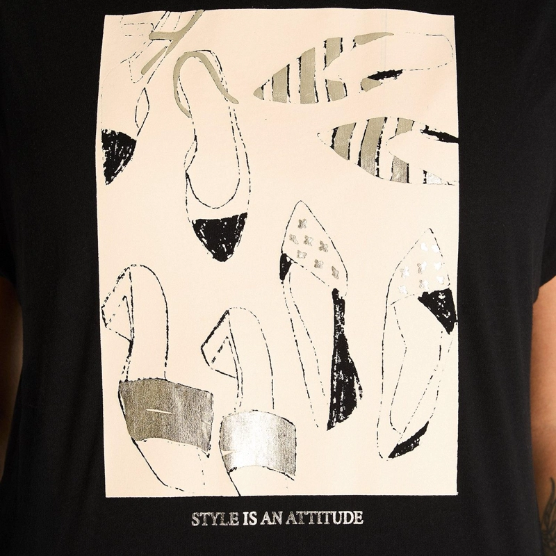 POLERA NEGRA CON ESTAMPA ILUSTRADA - 3