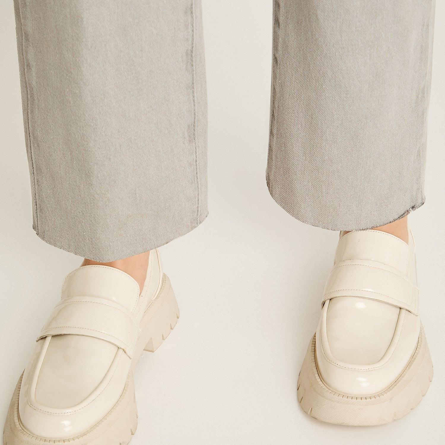 JEANS GRIS MOM CON RUEDO - 3