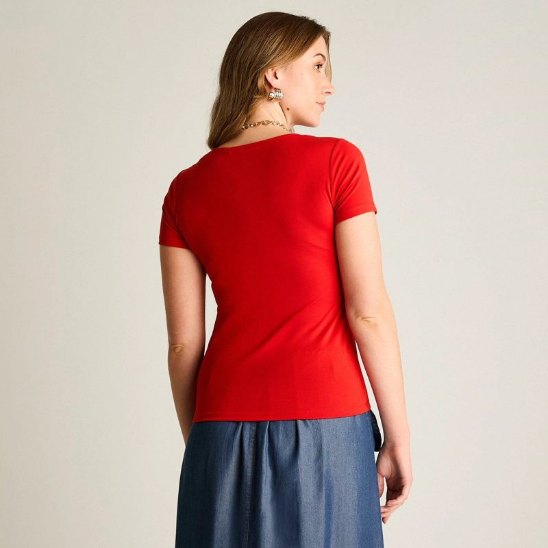 POLERA ROJA ESCOTE CUADRADO Y CALCE COMODO - 2