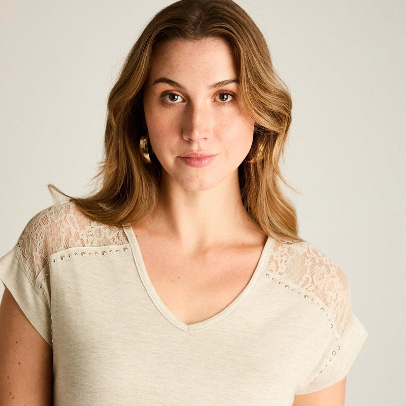 POLERA BEIGE TEJIDA CON DETALLE BRILLANTE - 3