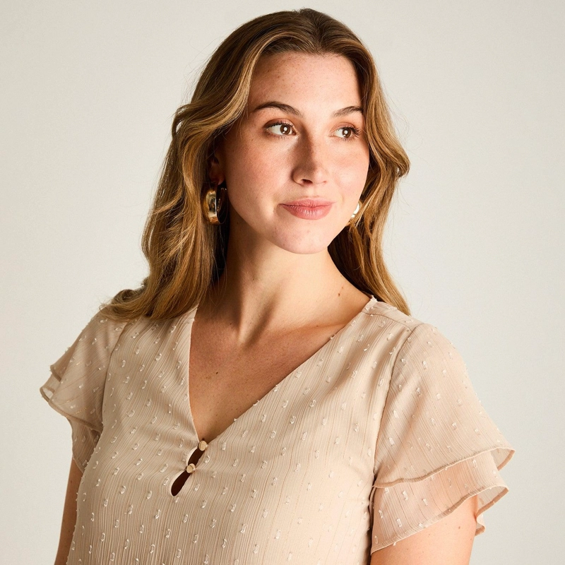 BLUSA BEIGE MANGA CORTA CON DETALLE EN ESCOTE - 3