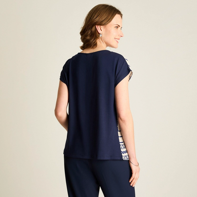 POLERA AZUL ESTILO GEOME TRICO CON HOJAS - 2