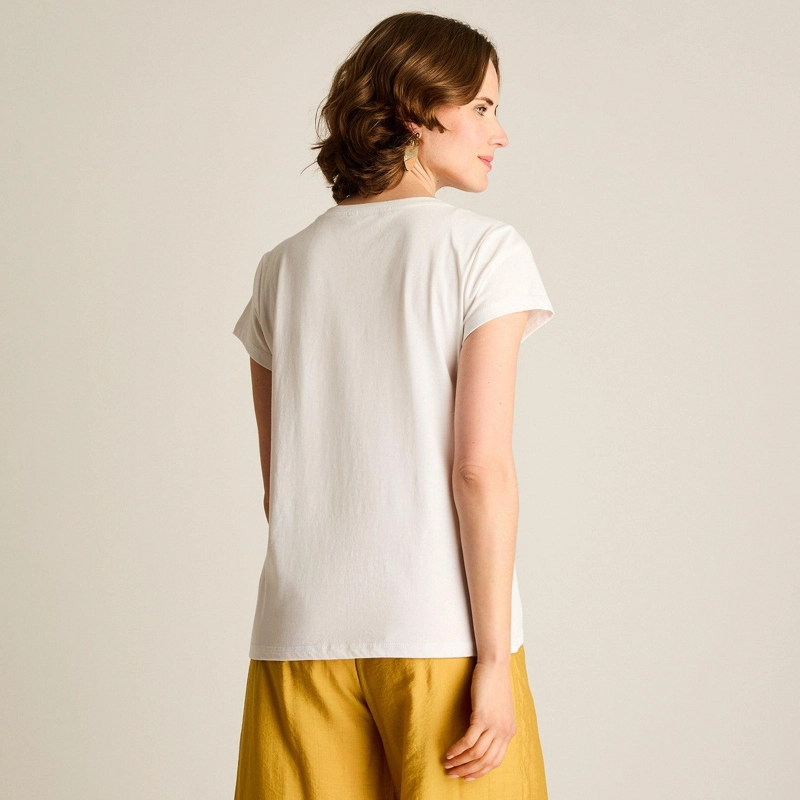 POLERA BLANCA CON ESTAMPADO FRONTAL Y ESCOTE EN V - 2