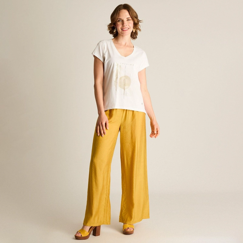 POLERA BLANCA CON ESTAMPADO FRONTAL Y ESCOTE EN V - 4