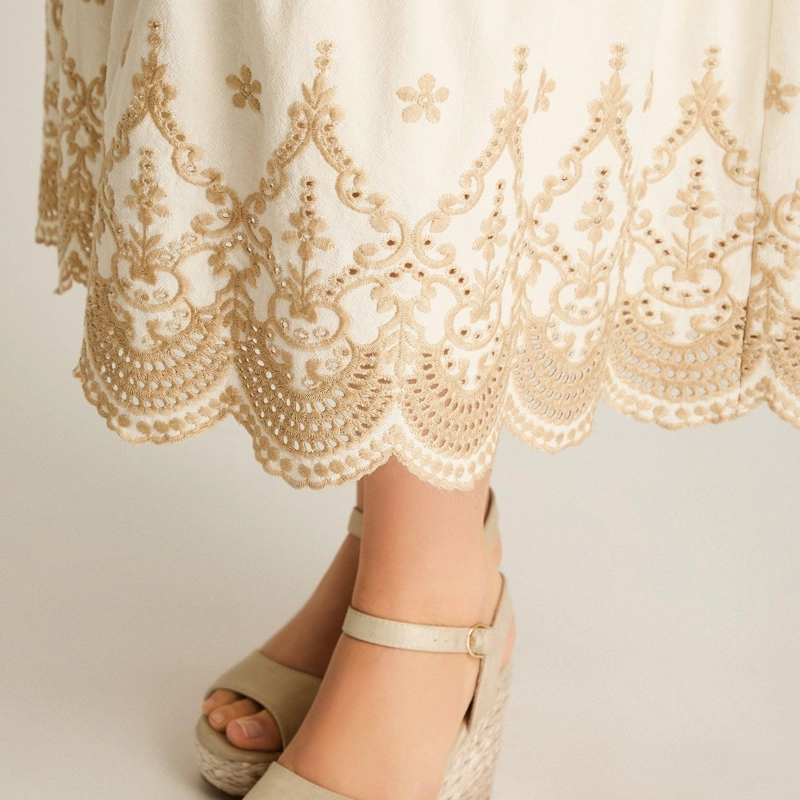 VESTIDO MIDI BEIGE CON BRODERIE Y FORRO - 3