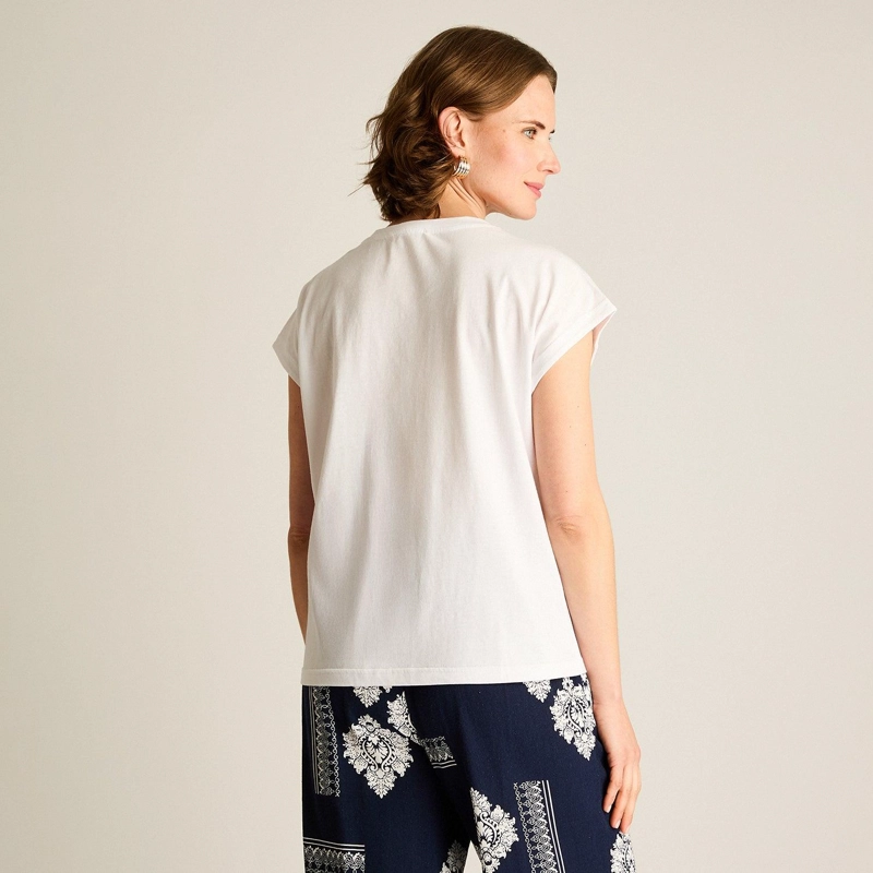 POLERA BLANCA CON BOTONES DECORATIVOS EN HOMBRO - 2