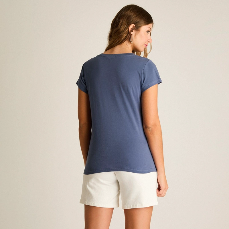 POLERA INDIGO CON ESTAMPADO FRONTAL Y ESCOTE EN V - 2