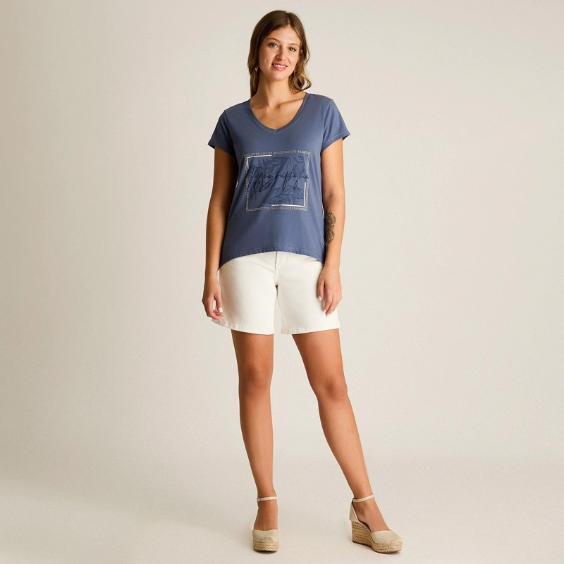 POLERA INDIGO CON ESTAMPADO FRONTAL Y ESCOTE EN V - 4
