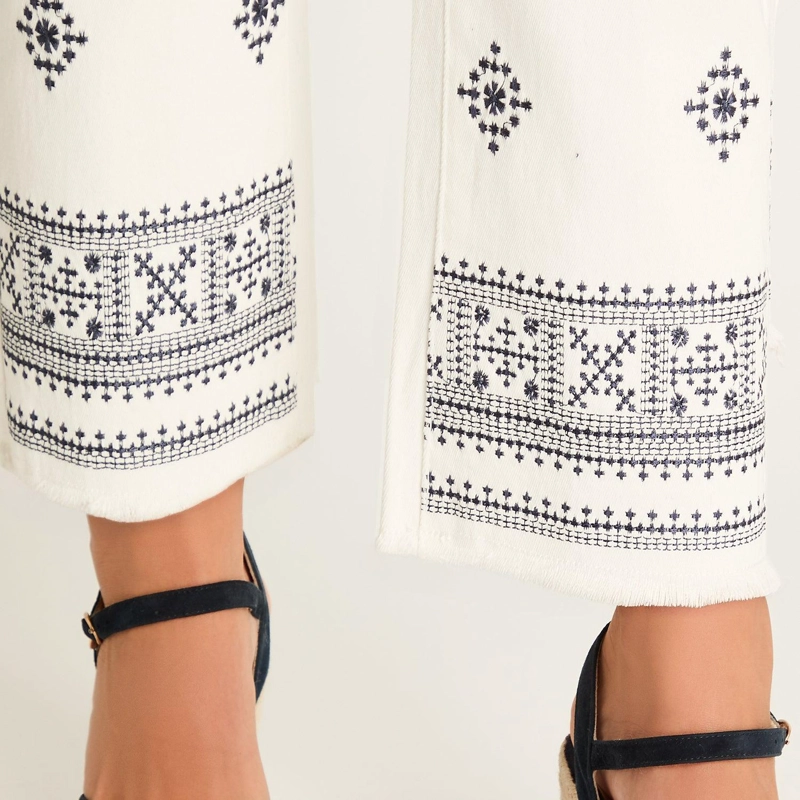 JEANS BLANCO RECTO CON ESTAMPADO BOHO CALCE NORMAL - 3